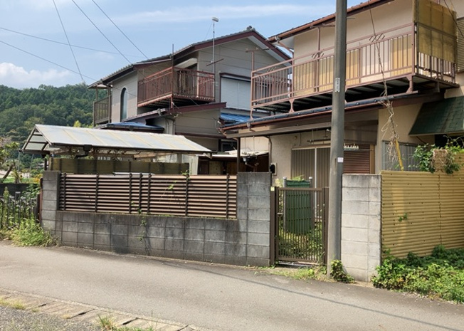 【外観】 | 家を建てる場合、方位は要チェックです。現実的に日当たりのよい家ならばリビングは南側、建築基準法でも北側に当たる家への配慮は求められています。土地を見学に行く際は、方位磁針を持って行くようにしましょう。