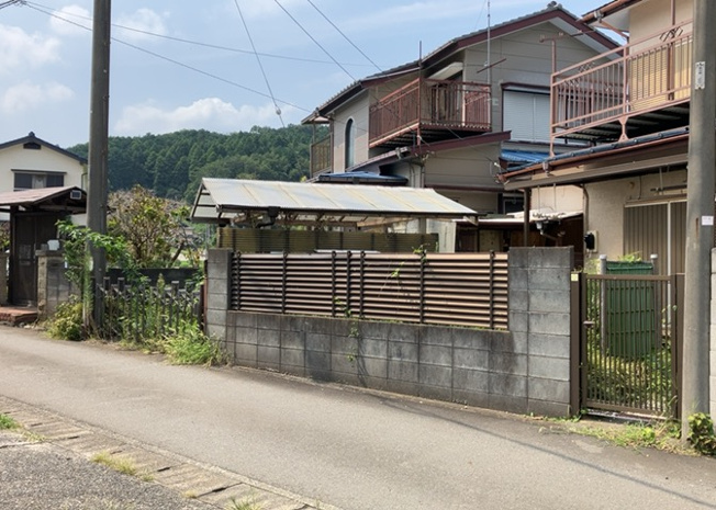 【外観】 | 土地を買う際、住む地域の自治体や福祉の補助制度にも注目してみましょう。子供や老人の医療補助やゴミ出しのルールなど、自治体によってルールに大きな違いがあるため、暮らしやすい土地で判断するとよいでしょう。
