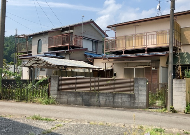 【外観】 | 土地の前の道路に消火栓が設置されていることがあります。この場合、道路交通法第45条第1項により、駐車禁止の場所が指定されています。そのため、車庫などの駐車スペースをつくることができない場合があります。