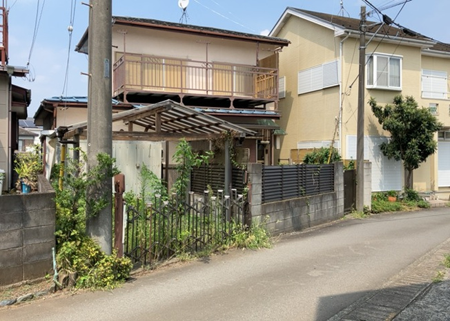 【外観】 | 現地に行くなら、物件の周囲の地形がどうなっているかを見ることも大切です。周辺より低くなっている土地では、大雨などで水が集まりやすいため、地盤が弱くなっているということも考えられるため、注意が必要です。