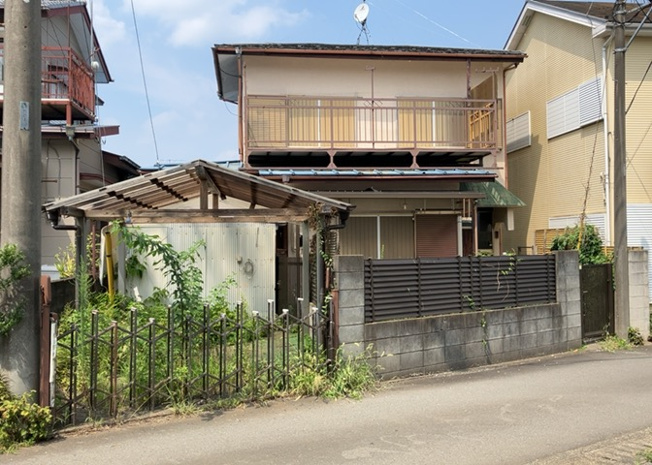 【外観】 | 隣家の土地はどうなっているのか、生活利便施設が近くにあるのか、学校まで近いかなど、お客様のライフスタイルにあわせたイメージが重要です。また、近くにあると困る施設が近くにないかも確認するといいでしょう。