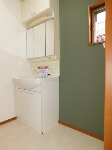 北名古屋市薬師寺屋敷の中古一戸建の独立洗面台|◇洗面脱衣室◇　　３面鏡のシャンプードレッサー