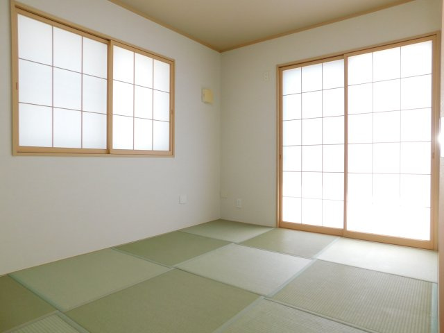 北名古屋市薬師寺屋敷の中古一戸建の和室|◇１階和室◇　　南面含む２面採光で明るい和室約６．０帖　全居室収納完備！　