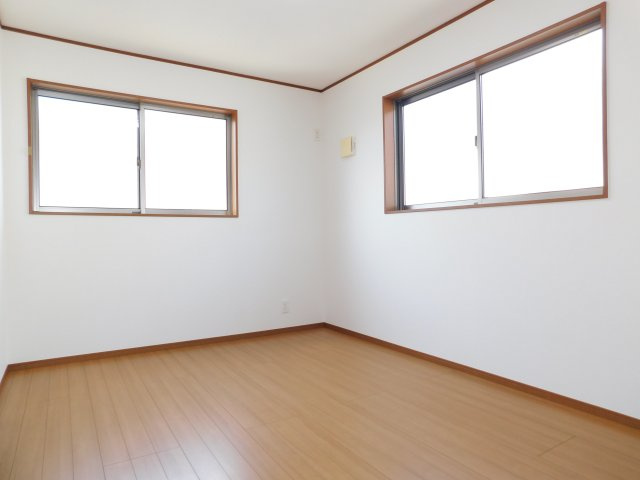 北名古屋市薬師寺屋敷の中古一戸建の洋室|◇２階洋室◇　　２面採光で明るい洋室約６．０帖　全居室収納完備！