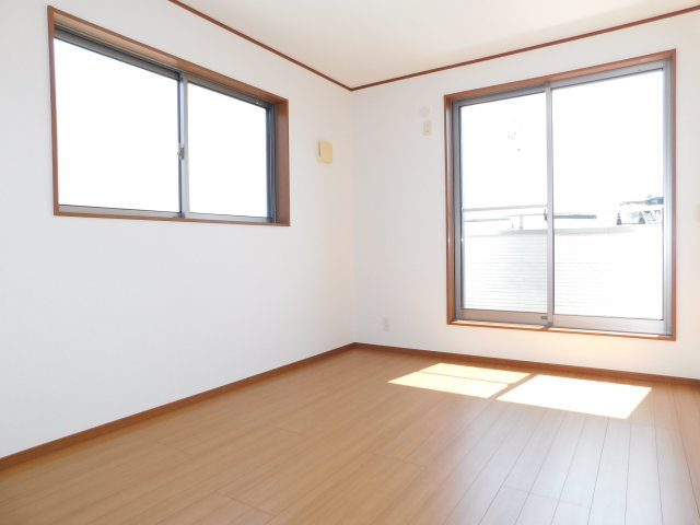 北名古屋市薬師寺屋敷の中古一戸建の洋室|２階洋室◇　　南面含む２面採光で明るい洋室約６．０帖　全居室収納完備！　バルコニー利用可♪