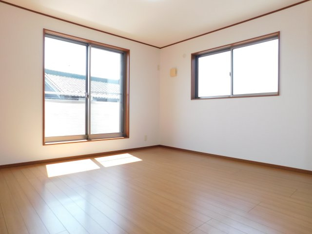 北名古屋市薬師寺屋敷の中古一戸建の洋室|◇２階洋室◇　　南面含む２面採光で明るい洋室約８．５帖　全居室収納完備！　バルコニー利用可♪