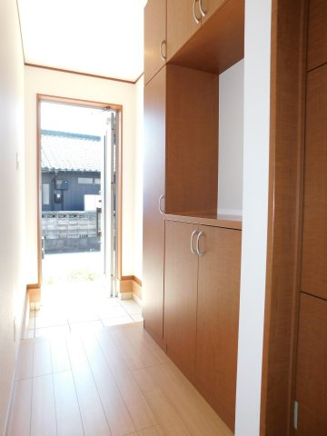 北名古屋市薬師寺屋敷の中古一戸建の玄関|◇玄関収納◇　　ご家族の履物がしっかり収納出来ます♪