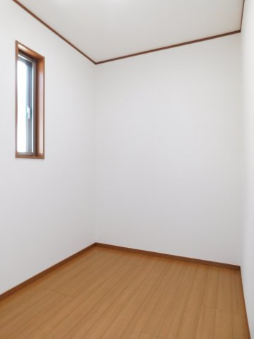 北名古屋市薬師寺屋敷の中古一戸建の収納|◇納戸◇　　窓から光が入る明るい納戸約２．５帖　大きな荷物やファミリークローゼットとして活用できます♪