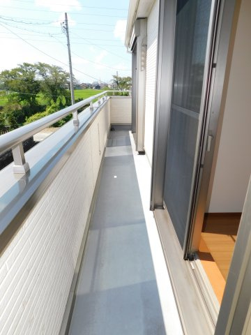 北名古屋市薬師寺屋敷の中古一戸建のバルコニー|◇バルコニー◇　　南面の陽当たり良好なバルコニー♪　洋室２部屋から出入りできます！