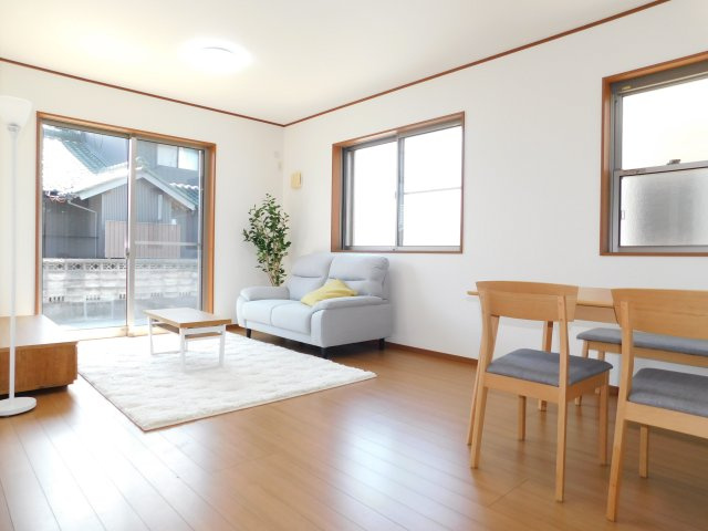 北名古屋市薬師寺屋敷の中古一戸建の居間・リビング|◇リビング◇　　南面を含む２面採光で明るいリビング約１５．２帖　南面からの陽が心地よいＬＤＫ♪