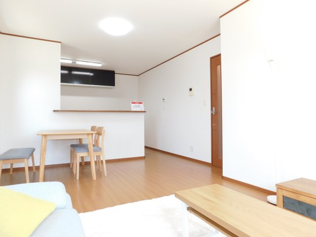 北名古屋市薬師寺屋敷の中古一戸建の居間・リビング|◇リビング◇　　南面を含む２面採光で明るいリビング約１５．２帖　家族団らんがお楽しみいただける広々ＬＤＫ♪