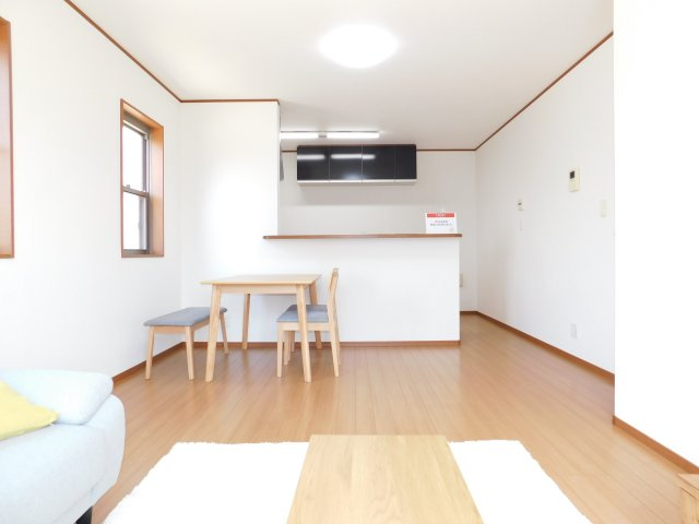 北名古屋市薬師寺屋敷の中古一戸建の居間・リビング|◇リビング◇　　南面を含む２面採光で明るいリビング約１５．２帖　ご家族の様子が伺える対面キッチン♪