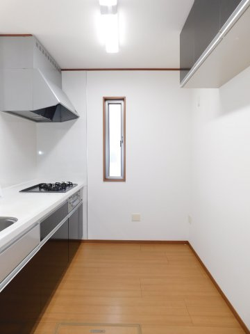 北名古屋市薬師寺屋敷の中古一戸建のキッチン|◇キッチン◇　　広々システムキッチン　背面上部に収納棚付き♪