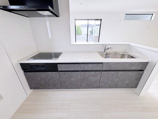 新築戸建・建売　郡山市菜根3丁目　GRAFARE　全1棟のキッチン|配膳や片付けが楽々な対面式カウンターです！