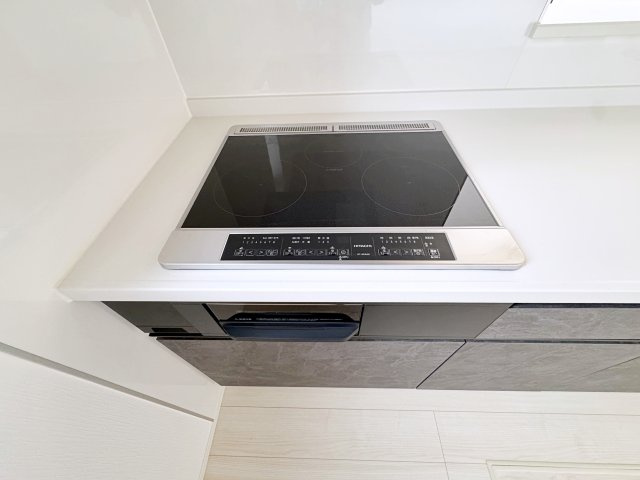 新築戸建・建売　郡山市菜根3丁目　GRAFARE　全1棟の設備|3口コンロなのでご飯を作りながらお弁当のおかずも作れて便利！