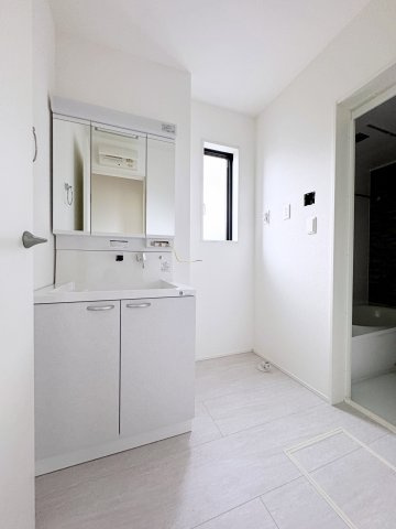 新築戸建・建売　郡山市菜根3丁目　GRAFARE　全1棟の独立洗面台|三面鏡タイプの独立洗面台で、身だしなみチェックも収納力も◎洗面まわりもすっきり清潔に保てます！