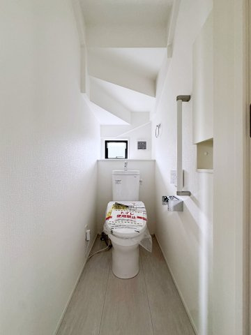 新築戸建・建売　郡山市菜根3丁目　GRAFARE　全1棟のトイレ|小窓付きで自然光が入る明るくて爽やかなトイレ空間です！