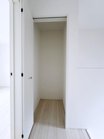 新築戸建・建売　郡山市菜根3丁目　GRAFARE　全1棟の収納|2階ホール収納付きで日用品など収納できるほどの奥行あり♪