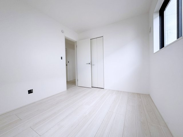 新築戸建・建売　郡山市菜根3丁目　GRAFARE　全1棟の洋室|ホワイトベースの爽やかな洋室！2面採光で日差しがしっかり入り、朝もすっきり目覚められます♪