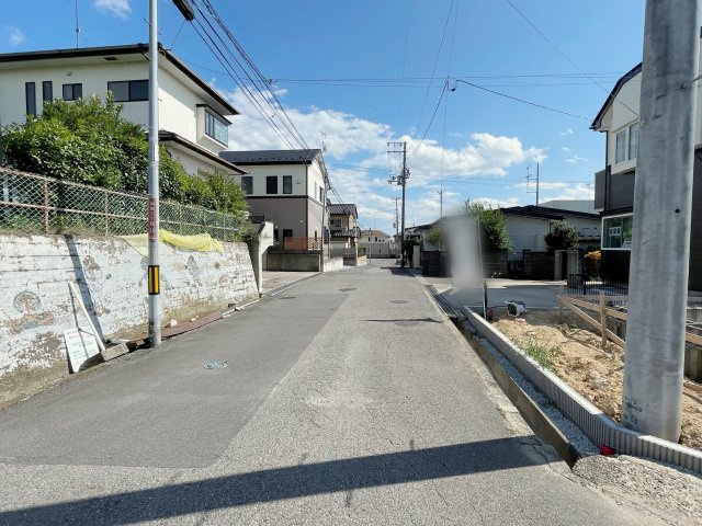 新築戸建・建売　郡山市菜根3丁目　GRAFARE　全1棟の前面道路含む現地写真|＜前面道路＞物件東側の道路になります！車通りも少なく落ち着いた環境で生活が送れそうですね！
