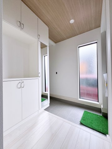新築戸建・建売　郡山市菜根3丁目　GRAFARE　全1棟の玄関|大きな窓がありたっぷり陽射しが入るので日中も明るいです！