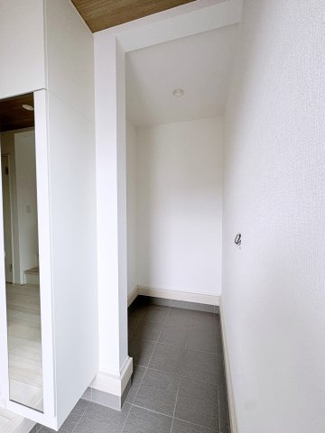 新築戸建・建売　郡山市菜根3丁目　GRAFARE　全1棟の収納|シューズインクロークにはベビーカーなど大きなものも収納することができます！