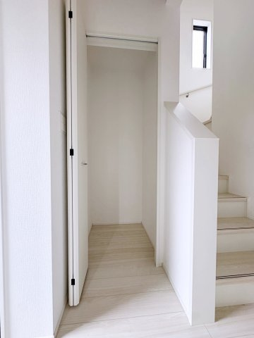 新築戸建・建売　郡山市菜根3丁目　GRAFARE　全1棟の収納|階段の隣には収納付きで掃除機や日用品など収納可能！