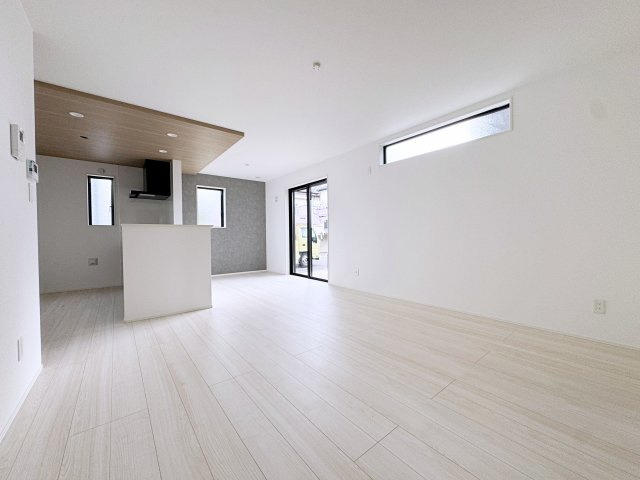 新築戸建・建売　郡山市菜根3丁目　GRAFARE　全1棟の居間・リビング|白を基調とした内装は空間を広く見せナチュラルで洗練された印象を与えます♪