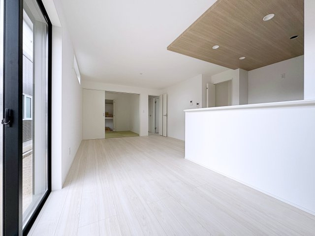 新築戸建・建売　郡山市菜根3丁目　GRAFARE　全1棟の居間・リビング|ダイニングには大きな窓があり明るい陽射しが差し込む開放的で心地よい空間です！