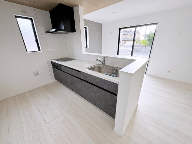 新築戸建・建売　郡山市菜根3丁目　GRAFARE　全1棟のキッチン|カウンター越しに会話が弾む、家族とのつながりを感じられる対面キッチンです！