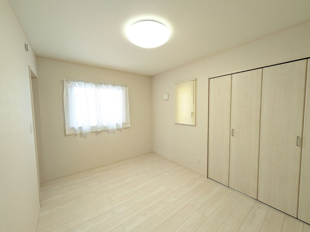 八戸市沼館1丁目B2の洋室