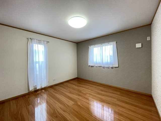 八戸市沼館1丁目B1の洋室