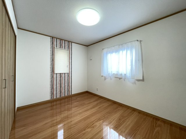 八戸市沼館1丁目B1の洋室