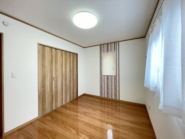 八戸市沼館1丁目B1の洋室