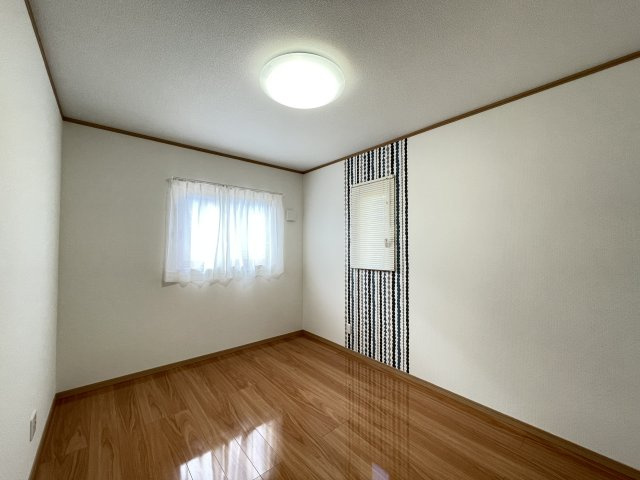 八戸市沼館1丁目B1の洋室