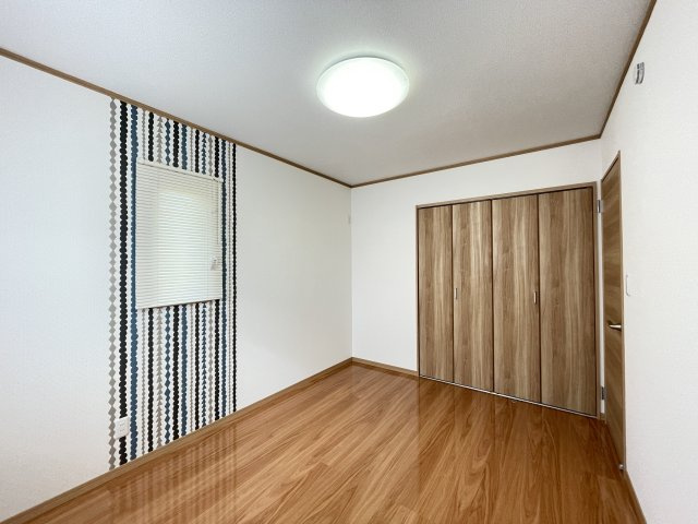 八戸市沼館1丁目B1の洋室