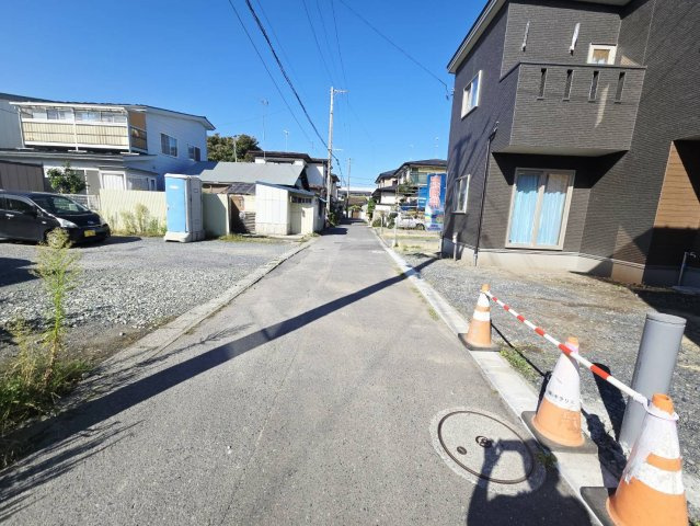 八戸市沼館1丁目B1の前面道路含む現地写真