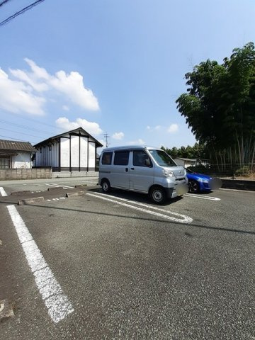 アニバーサリーの駐車場|カースペースがあります