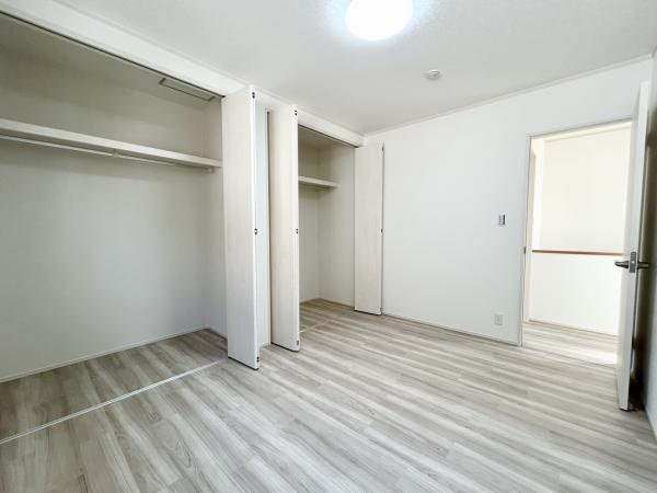 多度津町本通り　リフォーム戸建ての洋室|２階６帖の洋室は天井・壁のクロスの張替、床材の重ね張りを行います。照明も全部屋設置しますので、ご用意はご不要になっております。