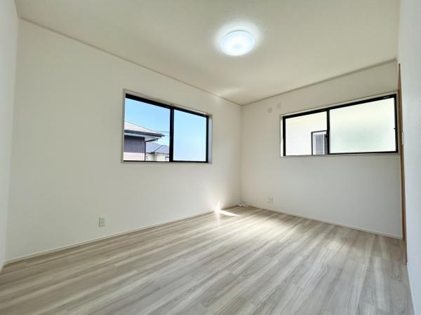 多度津町本通り　リフォーム戸建ての洋室|北東側６帖の洋室は天井・壁のクロス張替、床材の重ね張りを行います。