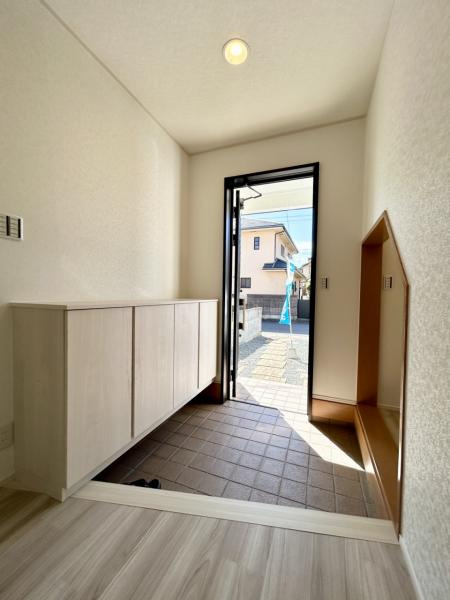 多度津町本通り　リフォーム戸建ての玄関|玄関ホールはシューズボックスの交換を行う予定です。玄関ドアを開けると温かみを感じる玄関ホールが迎え入れてくれる空間です。