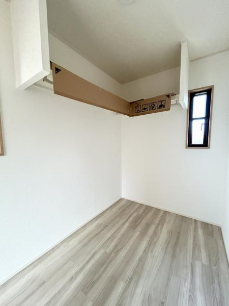多度津町本通り　リフォーム戸建ての内装|WICは天井・床のクロス張り替え、床材の重ね張りを行う予定です。L字に枕棚(ハンガーパイプ付)を設置予定です。