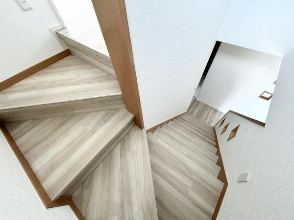 多度津町本通り　リフォーム戸建ての内装|階段は天井・壁のクロスの張替、床材の重張りを行います。手すりがありますので、昇降しやすいですよ。