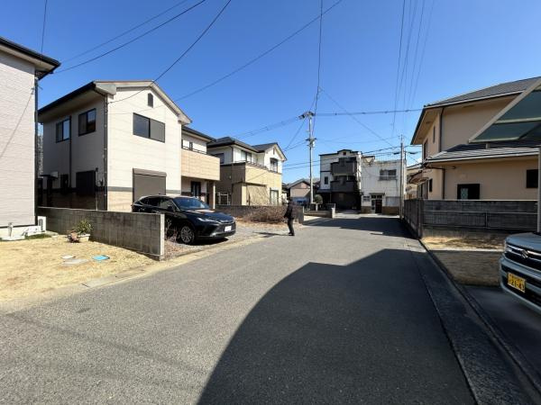 多度津町本通り　リフォーム戸建ての前面道路含む現地写真|幅員約６ｍの全面道路です。車同士のすれ違いも楽々可能です。