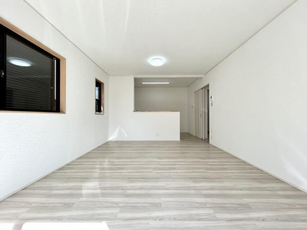 多度津町本通り　リフォーム戸建ての居間・リビング|リビングは約16帖の対面キッチンです。天井・壁のクロス張替、床材の張替を行います。