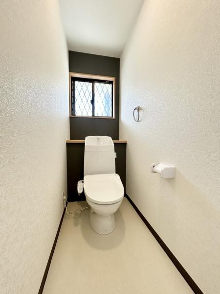 多度津町本通り　リフォーム戸建てのトイレ|(同仕様写真)温水洗浄機付便器に変更し、天井・壁はクロスを張り替え、床はクッションフロア貼りにする予定です。便座は温度調整ができるので、寒い冬場でも温かく利用できます。