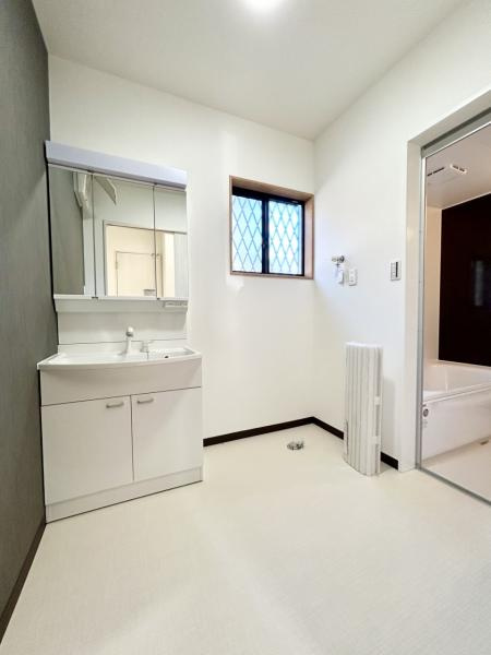 多度津町本通り　リフォーム戸建ての独立洗面台|(同仕様写真)洗面台は三面鏡付きを新設する予定です。鏡裏に収納スペースがあります。扉を閉じると三枚の鏡がフラットになりますので大きな一面鏡としても使えますよ。