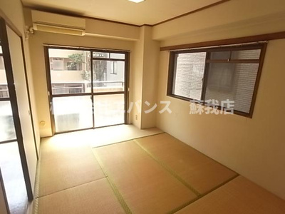 【寝室】 | 三幸マンション | 落ち着いた色調の寝室です