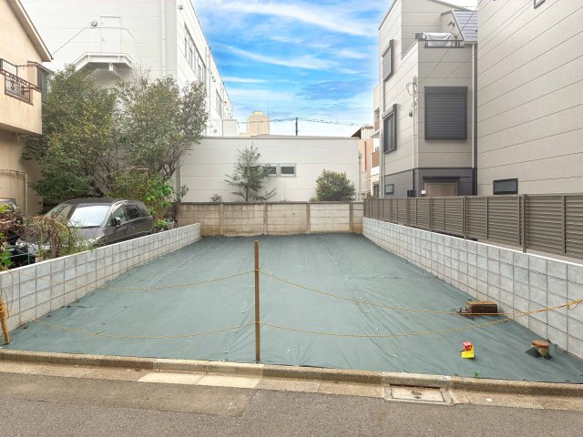 宅地分譲［北区赤羽西６丁目］の外観|周辺は緑豊かで閑静な住宅街で、『赤羽自然観察公園』まで徒歩６分（２０２５年１０月撮影）