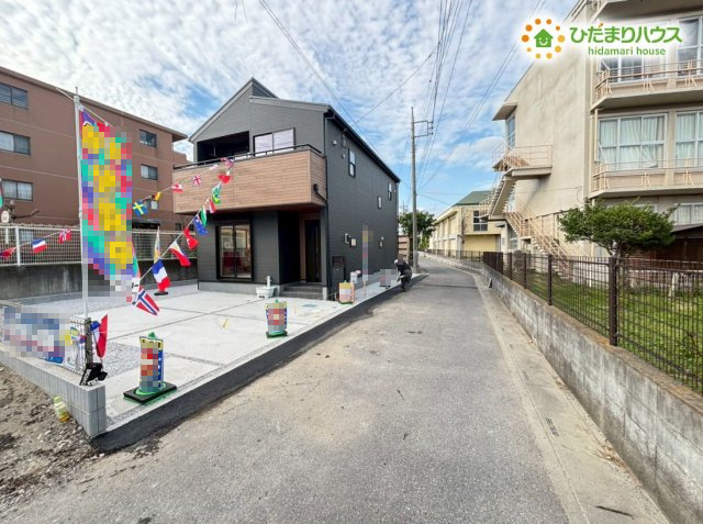 熊谷市石原1丁目　新築一戸建て　リーブルガーデン　01の前面道路含む現地写真|小さなお子様がいるご家族でも、お散歩や通学の際に安心して歩ける広さがあります♪
見通しも良く、お車での出入りも安全に行えます！